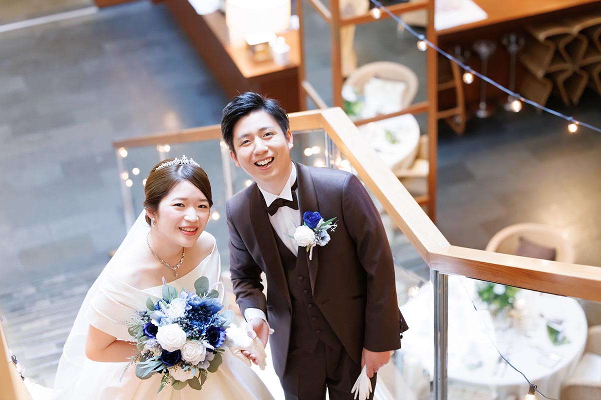 階段からこちらを見ている新郎新婦