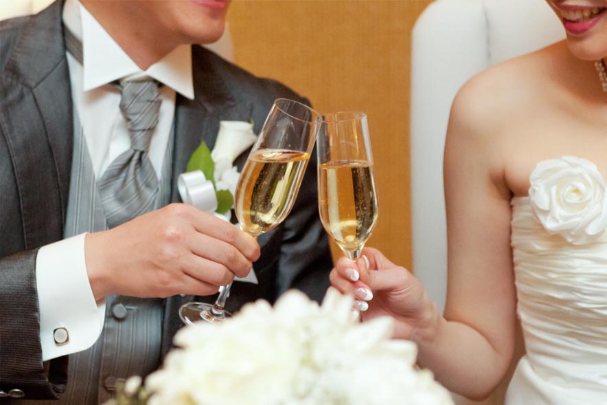 腕を組む新郎新婦