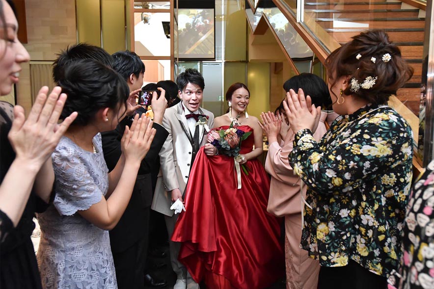 祝福される新郎新婦