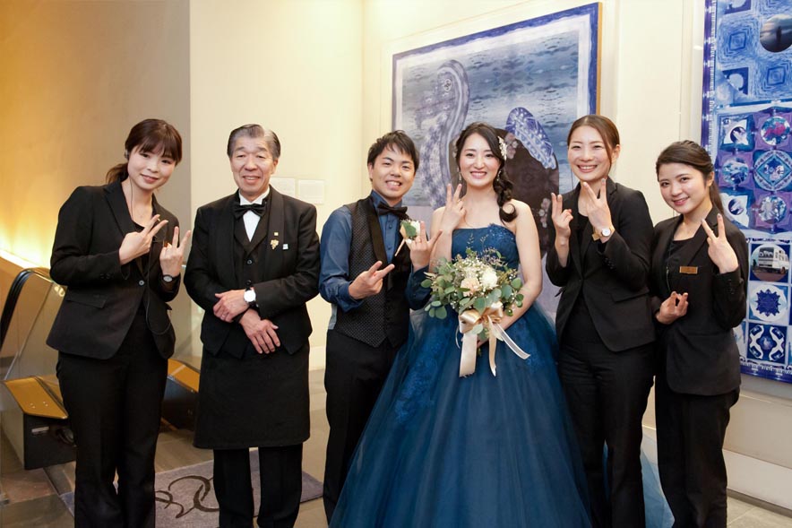 家族とプランナーと新郎新婦の写真